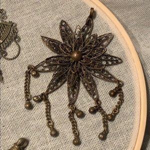 Lot or separate pendants
